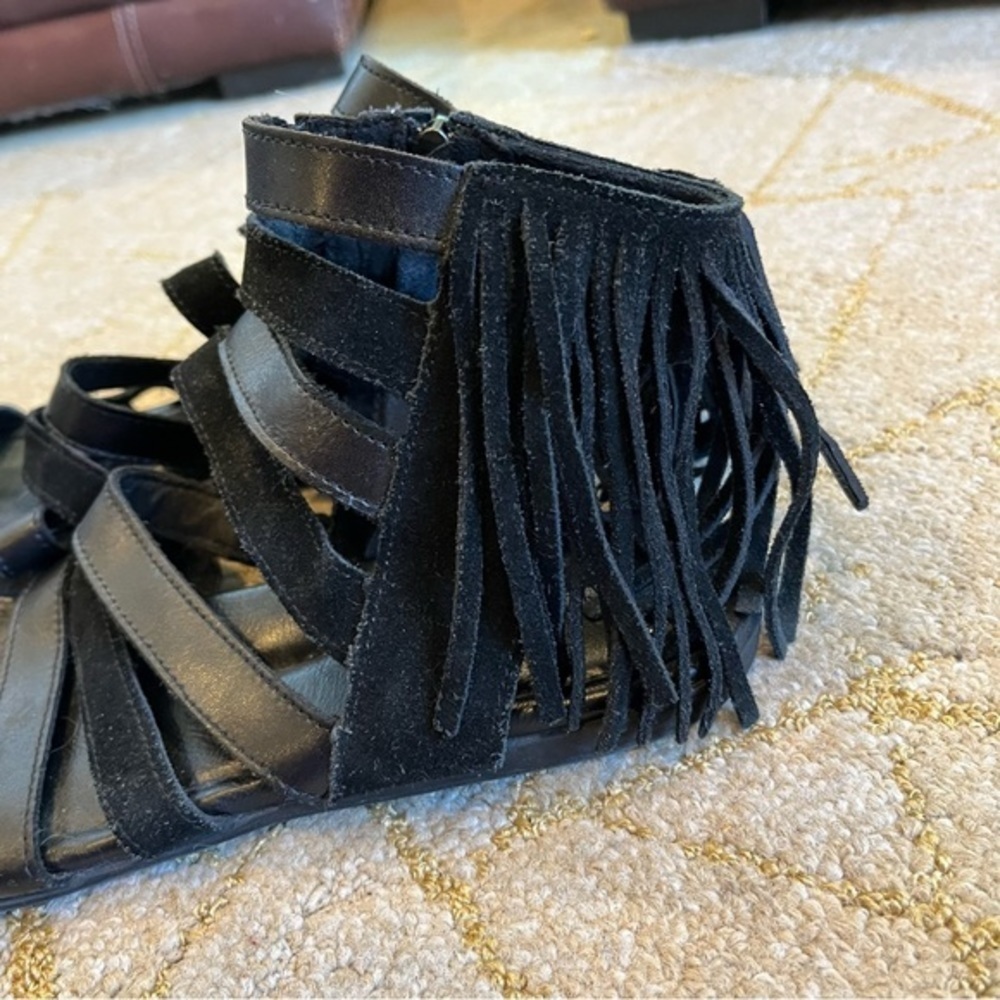 Minnetonka Black Sandals with Minimalist Design - Picture 6 of 8